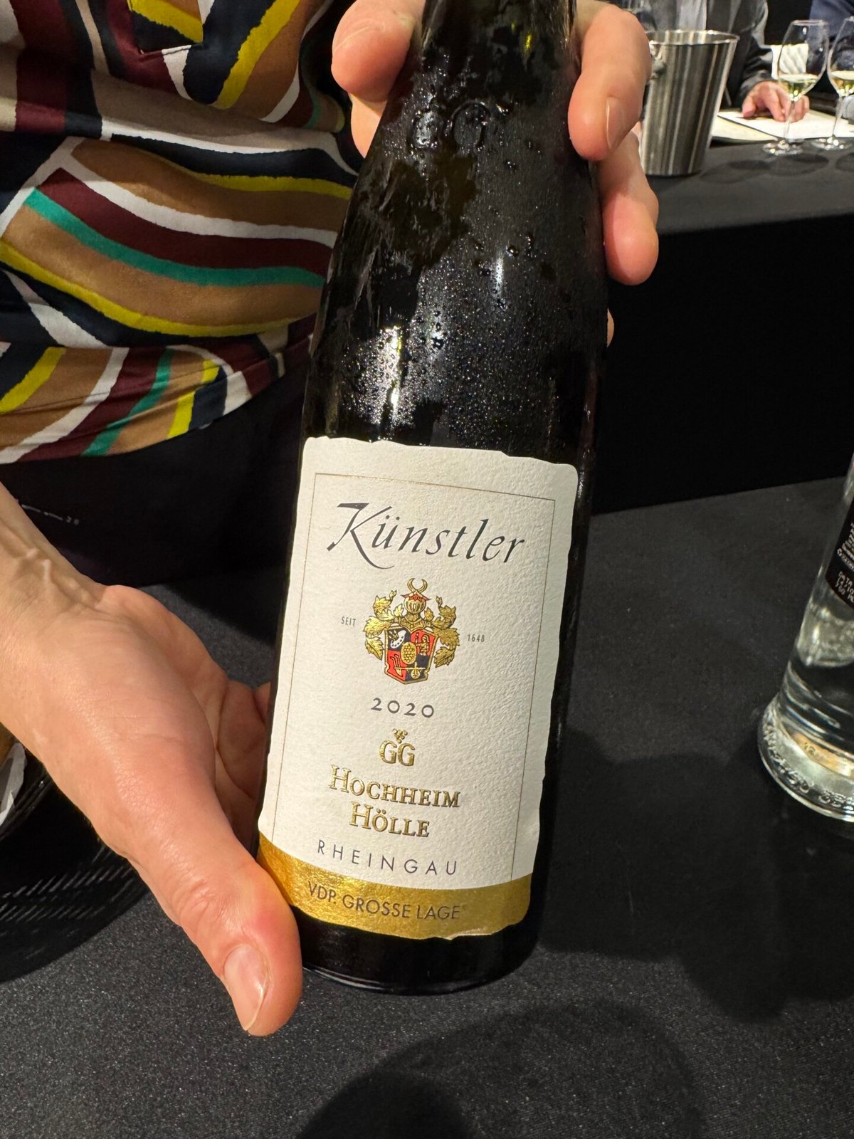 Hand holding a Kunstler 2020 GG Hochheim Holle Rheingau Riesling bottle
