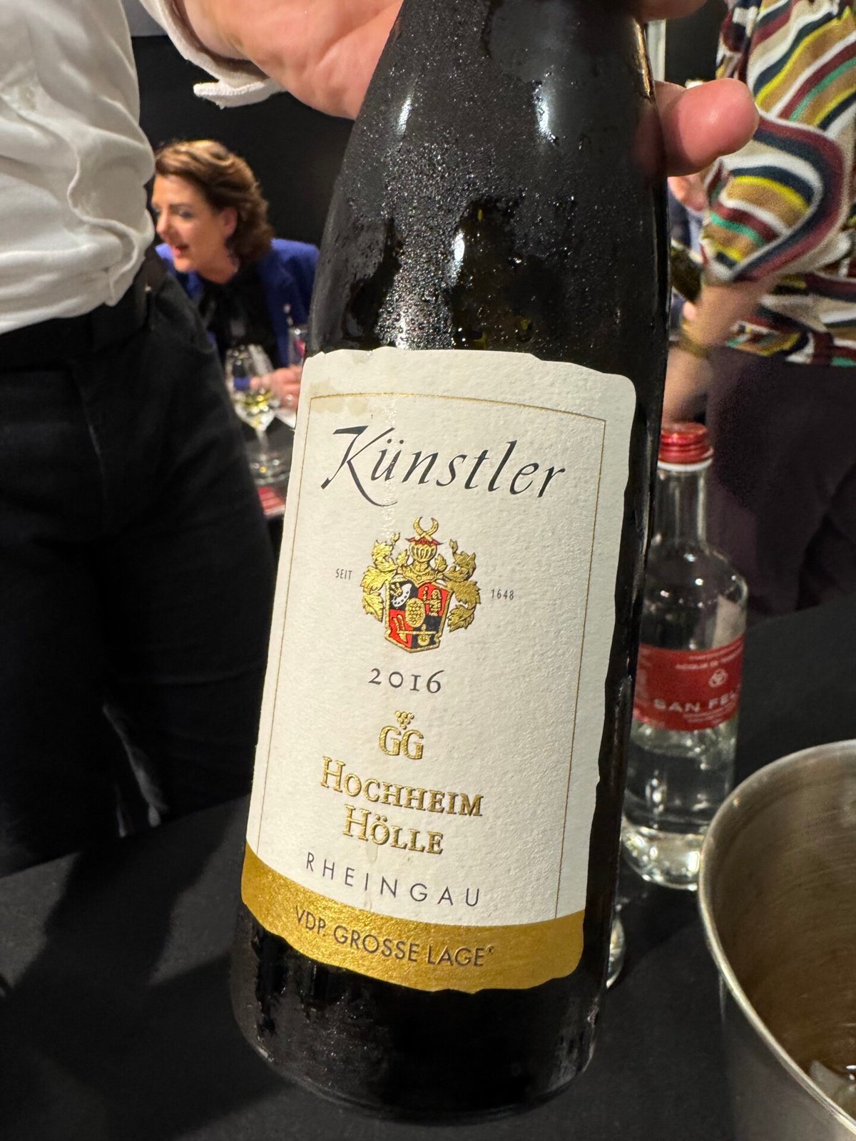 Hand holding a Kunstler 2016 GG Hochheim Holle Rheingau Riesling bottle