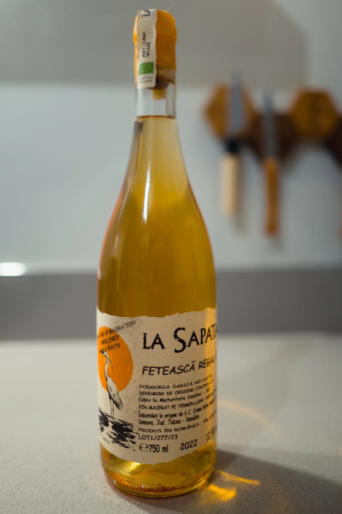 La Sapata Feteasca Regala bottle with deep amber orange wine and a heron label