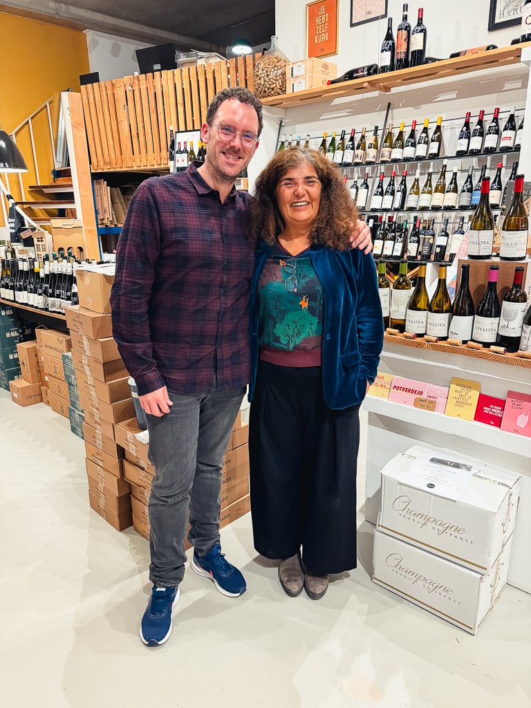 Jeroen and winemaker Carmen Perez Garrigues posing in a wine shop full of bottles