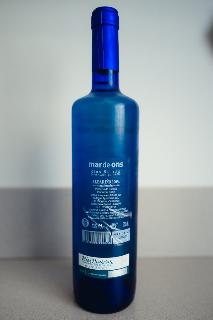 Back of the blue Mar de Ons bottle showing the Rias Baixas Albariño back label