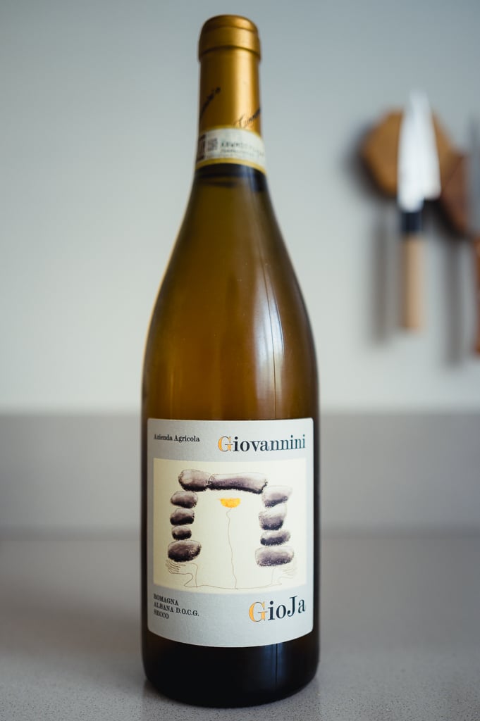 Front of the Giovannini Gioja Romagna Albana DOCG bottle with its illustrated label