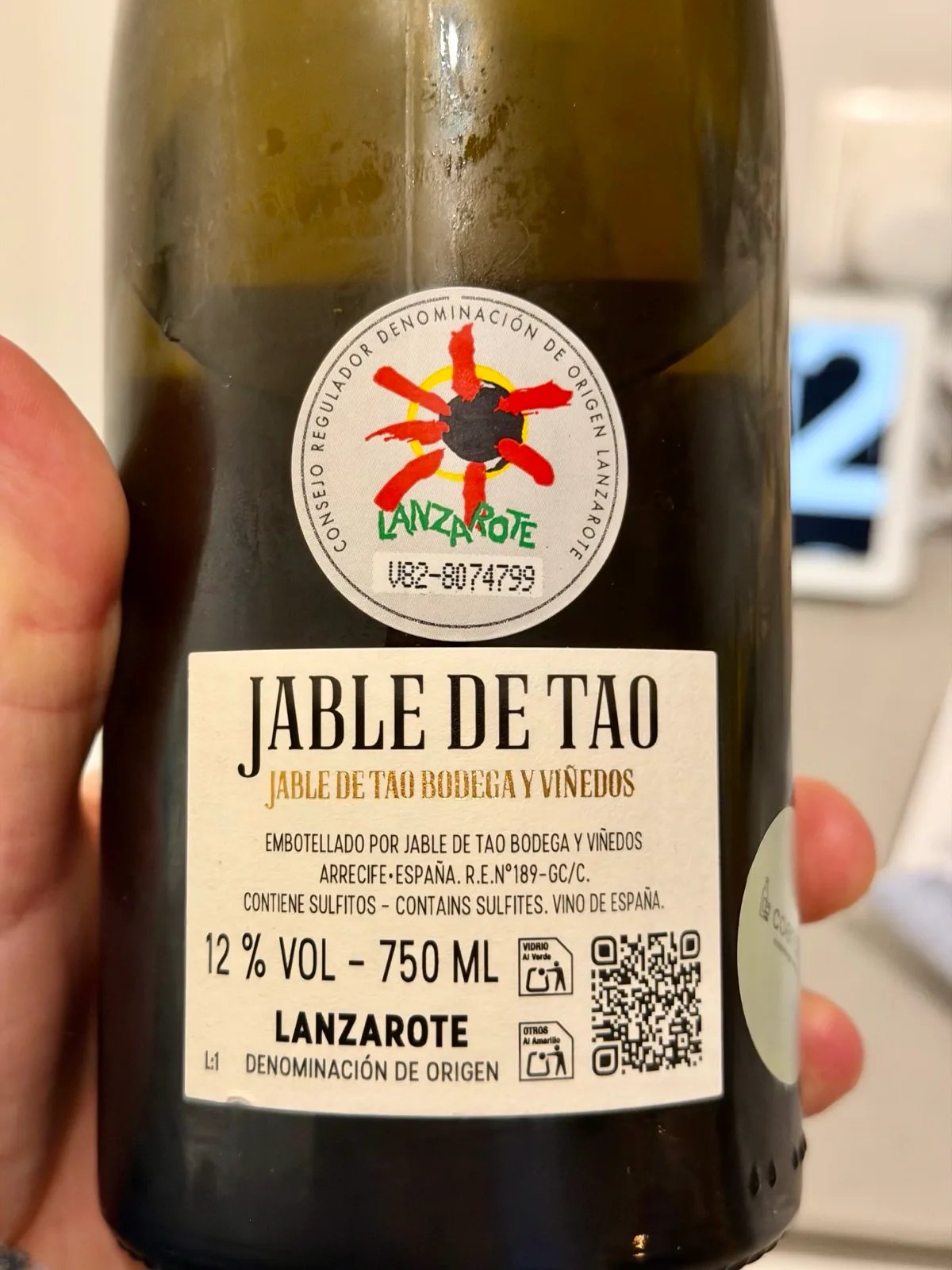 Back label showing the DO Lanzarote seal, 12% vol and Embotellado por Jable de Tao Bodega y Viñedos, Arrecife