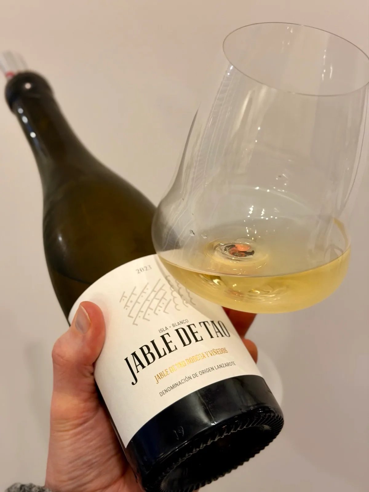 Glass of Jable de Tao Blanco 2023 in front of the bottle on a white background