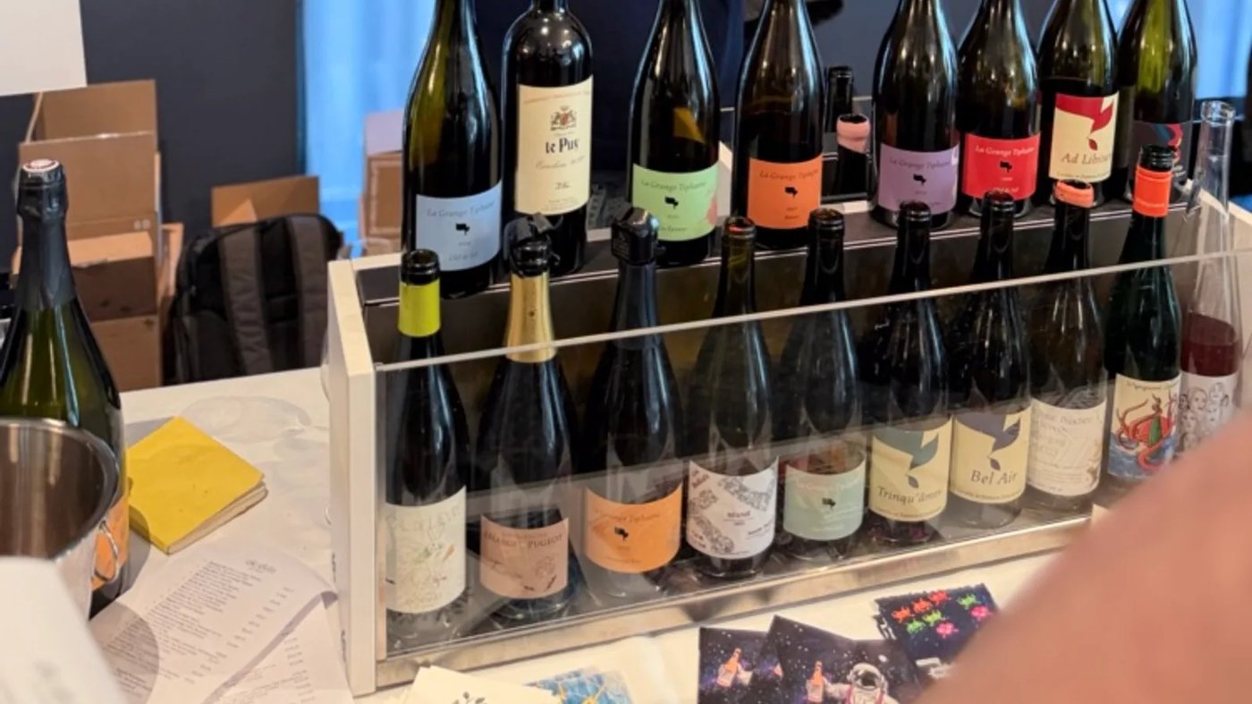 Marnix Rombaut at the Daxivin table with a wall of La Grange Tiphaine, Le Puy and Bel Air bottles
