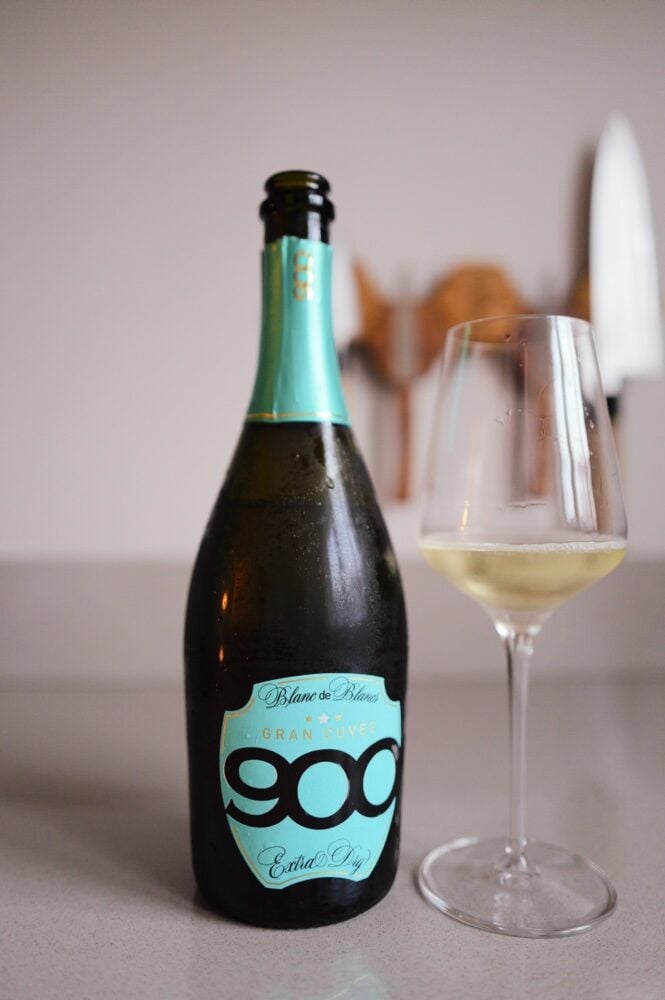 900wine Gran Cuvée Blanc de Blancs Prosecco bottle next to a glass