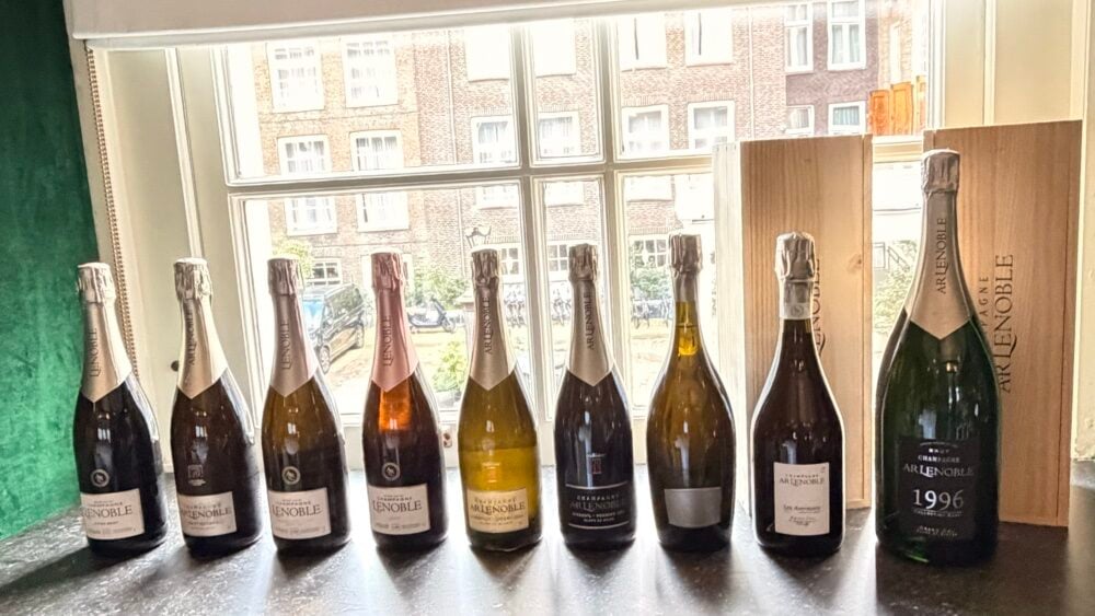 Axel Gillery pouring AR Lenoble Champagne at the Perswijn masterclass