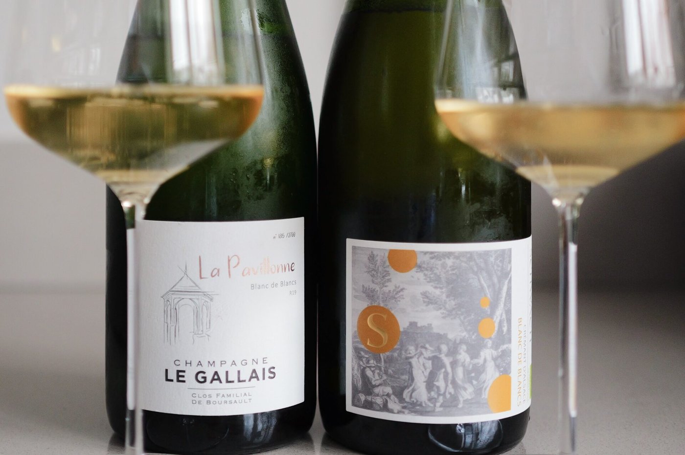Bottle of Crémant d'Alsace next to a Champagne glass for a blind price-quality test