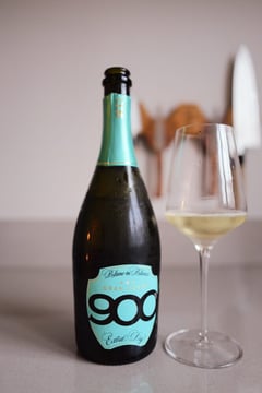 900wine Gran Cuvée Blanc de Blancs Prosecco bottle next to a glass