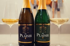 Bouteille de Plaisir alcohol-free and traditional Riesling sekt bottles with marker pen and gift box