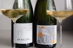 Bottle of Crémant d'Alsace next to a Champagne glass for a blind price-quality test