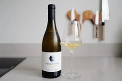 Bottle of Pouilly-Fumé Caillottes 2023 from Domaine du Bouchot beside a poured glass
