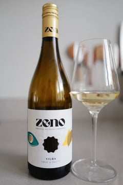 Bottle of Zeno Viura alcohol-free white wine beside a glass