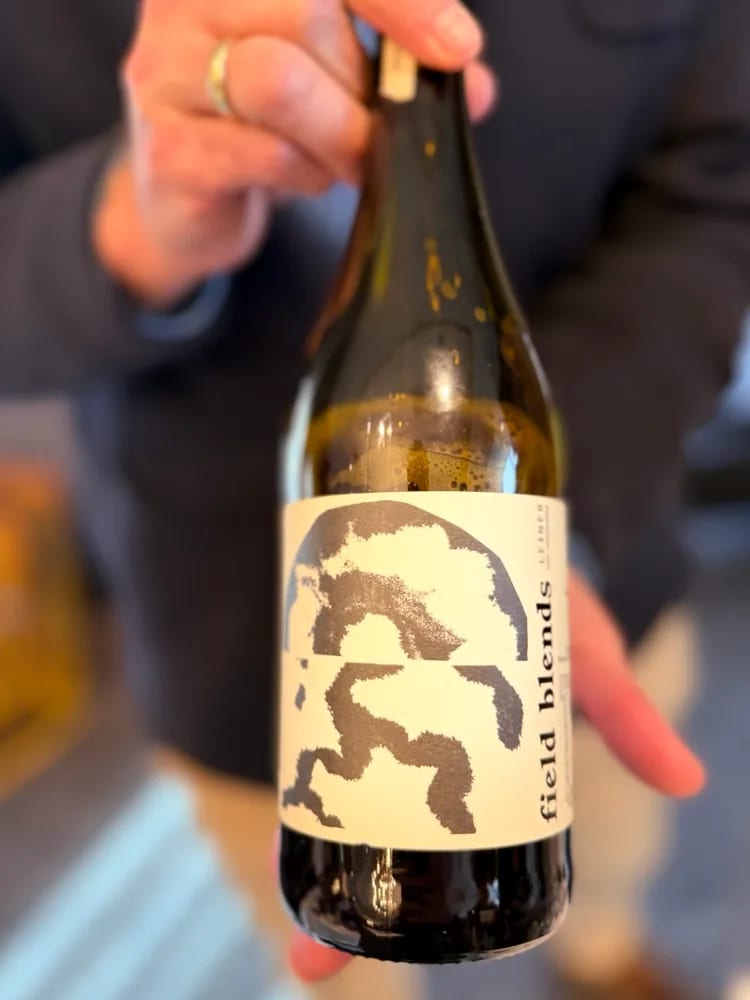 Field Blends Ruby Beet Ferment fles op de Champagnist-tafel: rode biet, druif en laurier via kombucha-methode