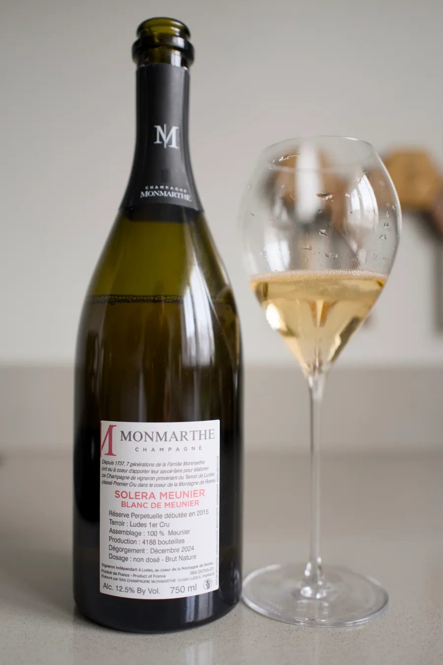 Achterlabel van Champagne Monmarthe Solera Blanc de Meunier met de solera-specificaties