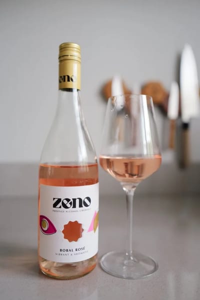 Fles Zeno Bobal Rosé alcoholvrije rosé naast een glas