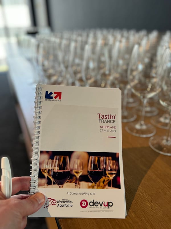 Glazen met Franse wijnen op een proeftafel tijdens Tastin' France 2024 in Amsterdam.