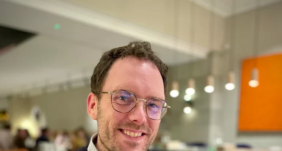 Jeroen Vonk holding a glass of white wine